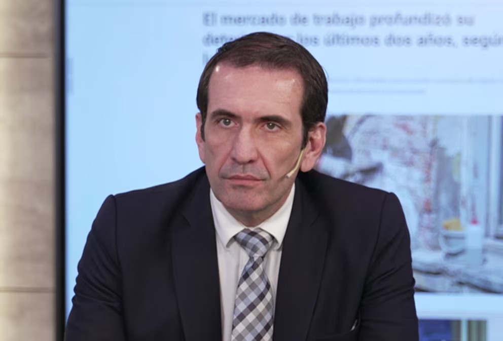Cervi defendió la eliminación de las PASO y pidió reducir el costo de la política El senador nacional por Neuquén Pablo Cervi respaldó la iniciativa del Gobierno para avanzar con la eliminación de las Primarias Abiertas, Simultáneas y Obligatorias. El legislador de La Libertad Avanza sostuvo que el sistema actual implica un gasto elevado para definir internas partidarias y planteó que ese costo no debería recaer sobre los ciudadanos. Durante una entrevista con Infobae, Cervi afirmó que las PASO representaron en 2023 un costo superior a los 200 millones de dólares. En ese marco, consideró que el debate electoral debe enfocarse en reducir gastos, simplificar el proceso de votación y evitar que la estructura política traslade sus costos al conjunto de la sociedad. El senador también cuestionó el financiamiento estatal de los partidos políticos y advirtió sobre la cantidad de fuerzas registradas en el país. Según señaló, existen más de 700 partidos en Argentina, una situación que, a su criterio, abre una discusión sobre el uso de recursos públicos en el funcionamiento del sistema político. Cervi planteó además que la cantidad de elecciones en algunos distritos genera cansancio social y puede afectar la participación ciudadana. En esa línea, sostuvo que la reforma debe apuntar no solo al ahorro fiscal, sino también a ordenar un esquema electoral que muchas veces resulta complejo para el votante. El legislador ratificó su acompañamiento al gobierno de Javier Milei y remarcó que La Libertad Avanza buscará consolidarse también en Neuquén. En ese contexto, vinculó la discusión nacional con la necesidad de llevar a las provincias una agenda de modernización, reducción de gastos improductivos y mayor eficiencia estatal. La postura de Cervi se inscribe en uno de los ejes centrales del oficialismo: revisar estructuras políticas y administrativas que demandan recursos públicos, con el objetivo de priorizar un Estado más austero y enfocado en funciones esenciales